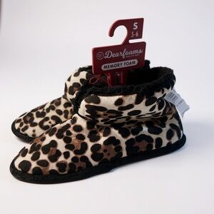 Dearfoams Leopard Print Bootie Slippers | Memory Foam | Size S (5-6)